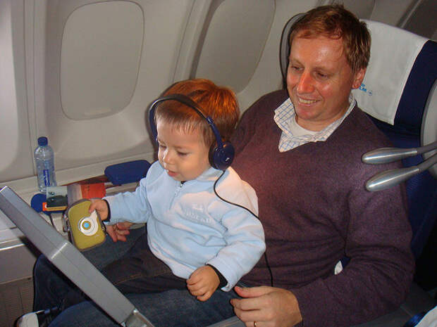 Ребенок самолет уши закладывает. Самолет для детей. Перелет с ребенком 1.5 года в самолете. Для ушей в самолете детей. Перелет с ребенком 2 года советы.