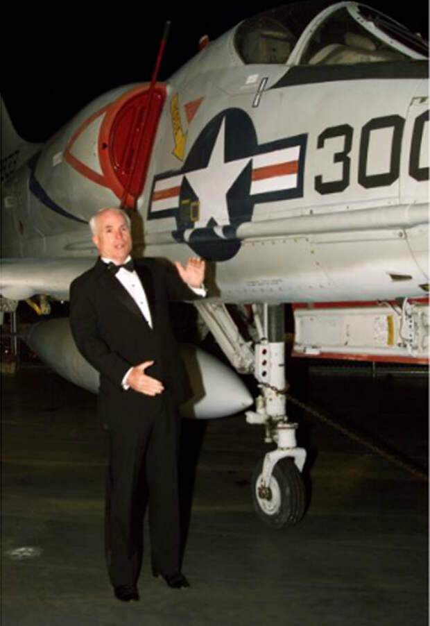 Джон Маккейн рядом с военным самолетом A-4, который похож на тот самый сбитый во время войны во Вьетнаме.