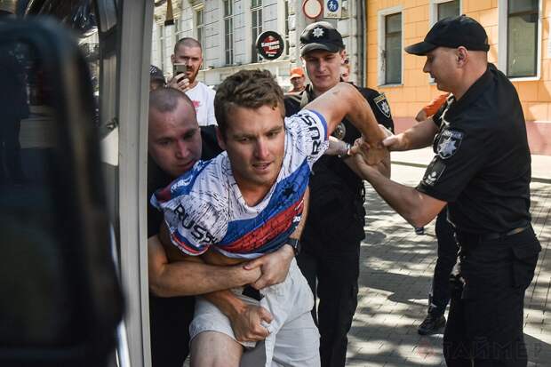 Одесса – американца в футболке с надписью "Россия" арестовали