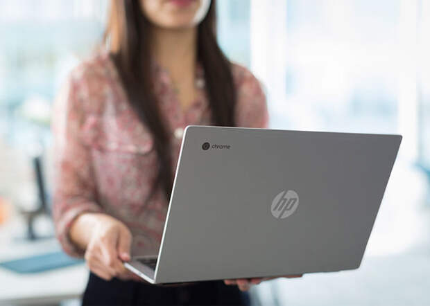 Девушка с HP Chromebook 13