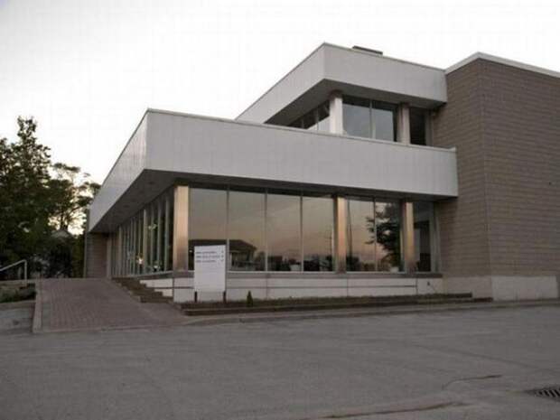 В канадском городе Онтарио один из дилерских центров BMW стоит закрытым вот уже 23 года