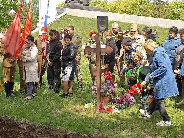 В ЛНР состоялось торжественное перезахоронение останков красноармейцев-освободителей В ЛНР состоялось торжественное перезахоронение останков красноармейцев-освободителей
