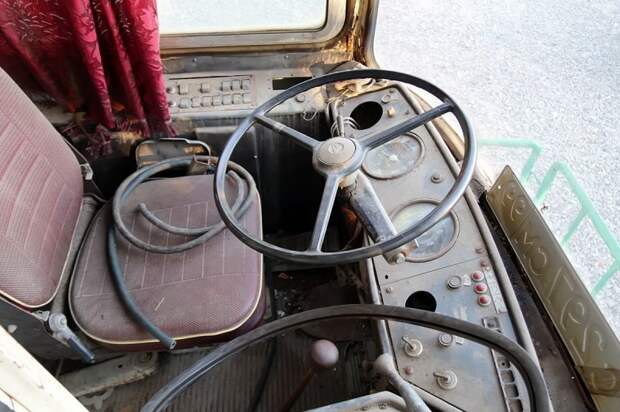 Приборка лежит почти горизонтально, а кресло водителя — одно из самых удобных среди советских автобусов ЛАЗ, ЛАЗ-4969, авто, автобус, кухня, олдтаймер, ретро техника, фудтрак