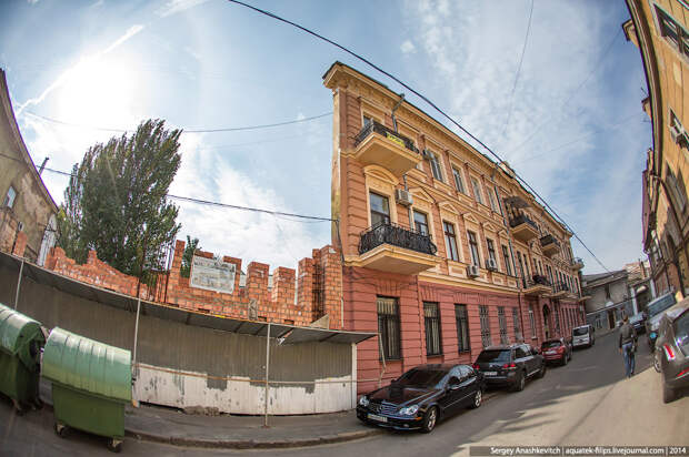 дом-стена в Воронцовском переулке