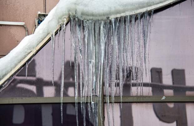 В российском городе глыба льда пробила окно в квартире