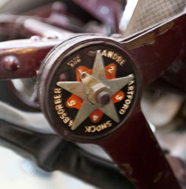 Фотоочет о посещении Бельгийского королевского автоклуба. Часть 2 - Шильдики (20 фото)