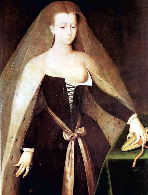 Агнесса придумала носить приталенные платья и очень откровенное декольте.