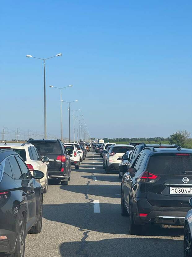Резко выросла очередь на Крымский мост.
