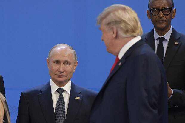 Трамп идет мимо Путина на место для фотографирования, G-20, Аргентина, 30.11.18.png