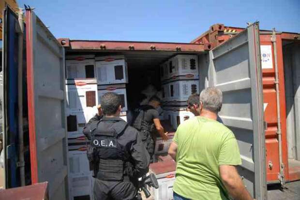 Греческие полицейские перехватили контейнеры с помощью для беженцев ... Они наполнены оружием и патронами.  