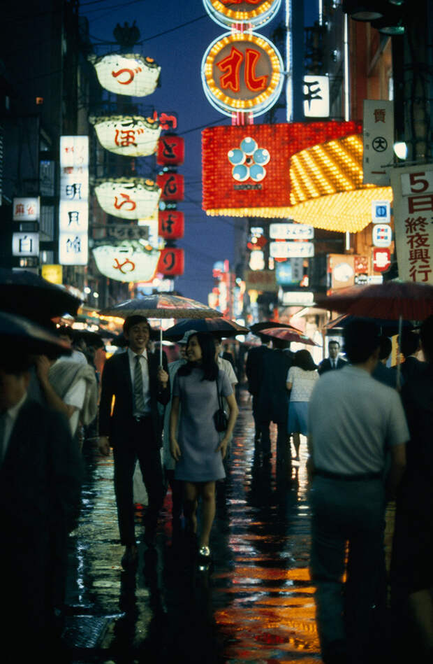 57. Пешеходы на улице Дотомбори в Осаке. Япония, март 1970 national geographic, история, природа, фотография