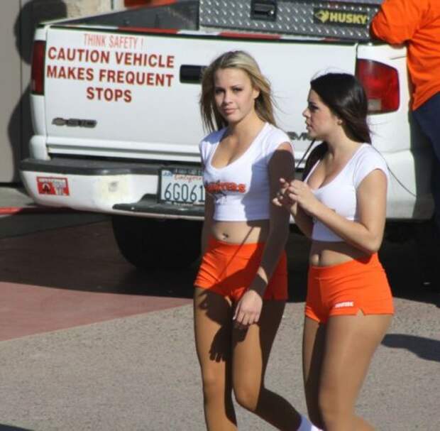 Девушки "Hooters" (28 фото)