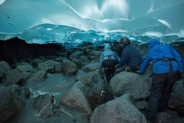 Туристы перед ледником интересно, мир изнутри, невероятно, необычно, новый взгляд, случай, снимки, фото