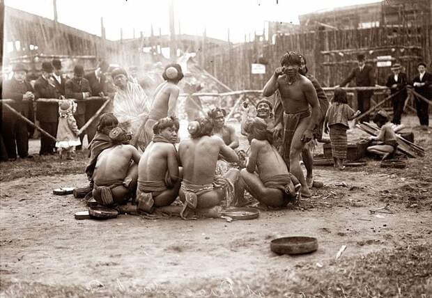 Behind-The-Historical-Photos15