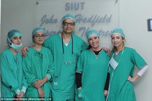 Британский хирург делает бесплатные операции жертвам кислотных атак из Пакистана врачи, жертвы насилия, кислота, кислотная атака, медицина, пластическая операция, трансплантация, фото