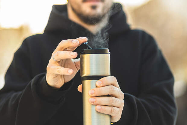 Врач Рябов: термос лучше термокружки с точки зрения безопасности