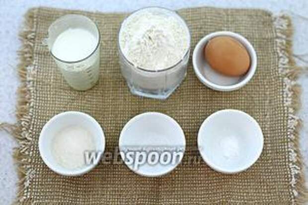 Возьмите такие продукты: простоквашу, соду, соль, сахар, яйцо, муку, масло подсолнечное.