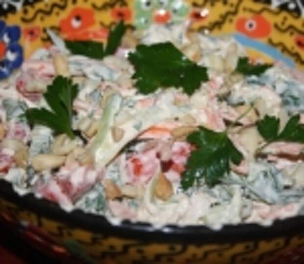 Хрустящий салат с морковью, куриной грудкой и арахисом