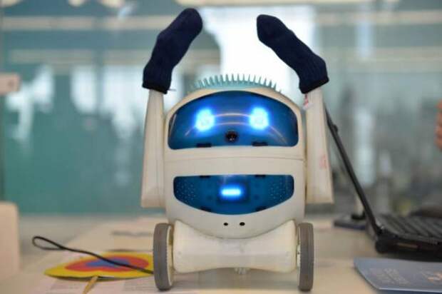 Жизнь с роботами: Распознать андроида среди людей и подготовиться к восстанию машин