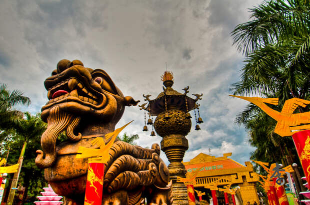 На территории парка расположено множество гигантских буддистских скульптур, а также аттракционы. (anthonli)