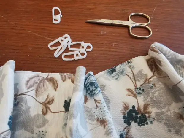 При помощи обычного шторного крючка, ленты и иглы сделала дизайнерские ...