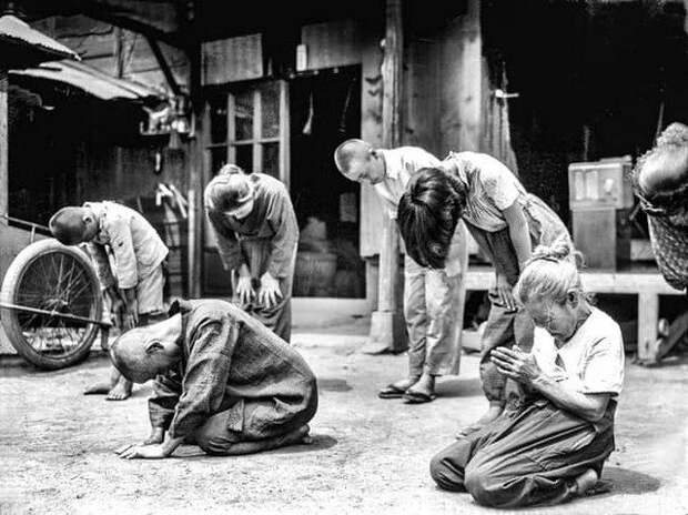 Японцы слушают сообщение императора о капитуляции. Япония, 1945 год