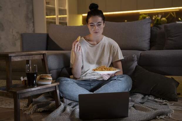 Вечерний голод: почему тянет к холодильнику перед сном и как с этим справиться