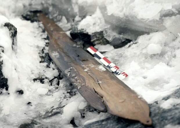 Археологи достали из растаявшего ледника вторую лыжу эпохи викингов