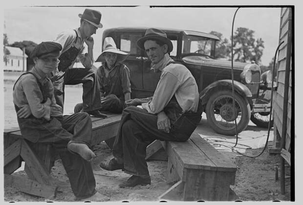 18. Перекур. Фермерский городок, Джорджия. Май 1938 года. америка, великая депрессия, кризис