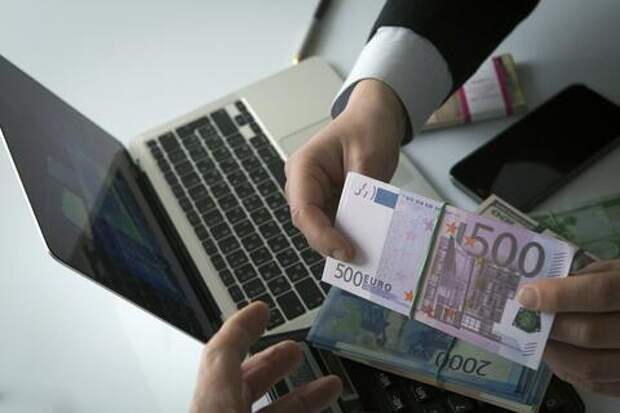 Сколько чиновники берут взяток? За год коррупционеры Кубани незаконно получили 7,3 млрд рублей