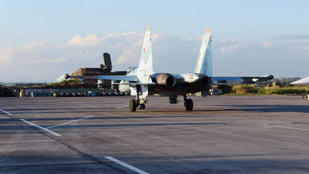Российский истребитель Су-35С с шестью ракетами попал на фото