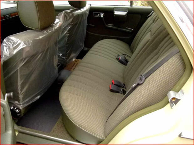 Новенький законсервированный Mercedes-Benz E-class W123 (6)