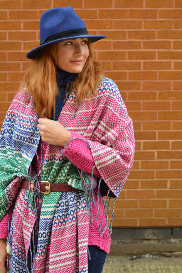 Multi-coloured wrap, navy fedora