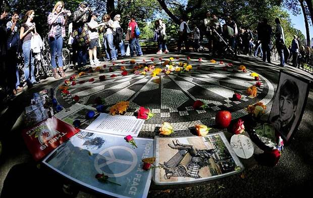 Леннон был кремирован в Нью-Йорке, а его прах был передан Йоко Оно. история, календарь, личности, трагедия