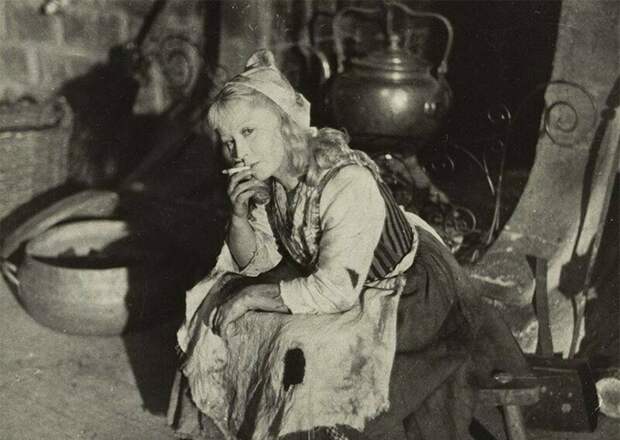 Янина Жеймо курит в образе Золушки на съёмочной площадке одноимённого фильма 1947 года