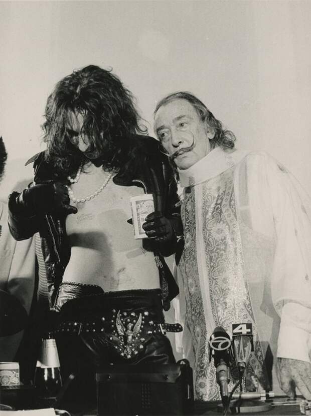 1983.-Alice-Cooper-with-Salvador-Dali