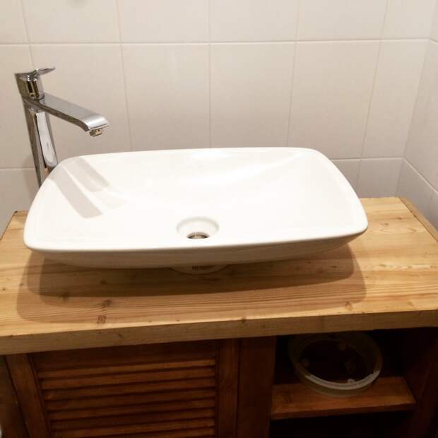 Косметический ремонт и оригинальная тумба для ванной из массива