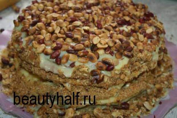 Наполеон с изюмом и заварным кремом.