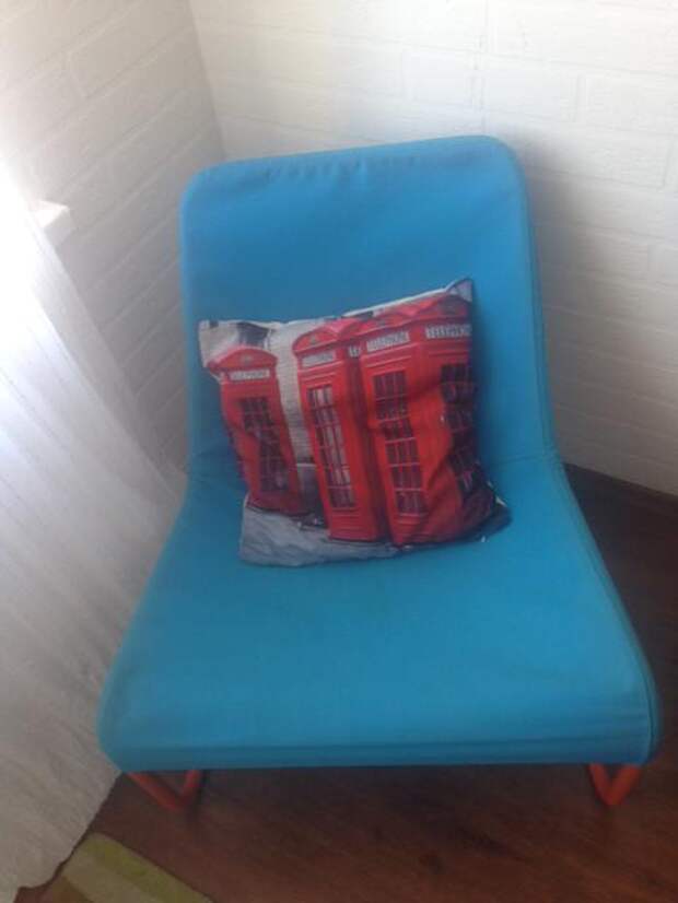 Светлая квартира-студия, яркое голубое кресло в гостиной