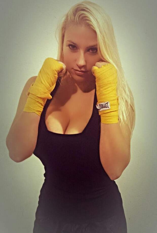 Внушительный бюст вытолкнул девушку-бойца MMA на одну весовую категорию вверх Внушительный бюст вытолкнул девушку-бойца MMA на одну весовую категорию вверх