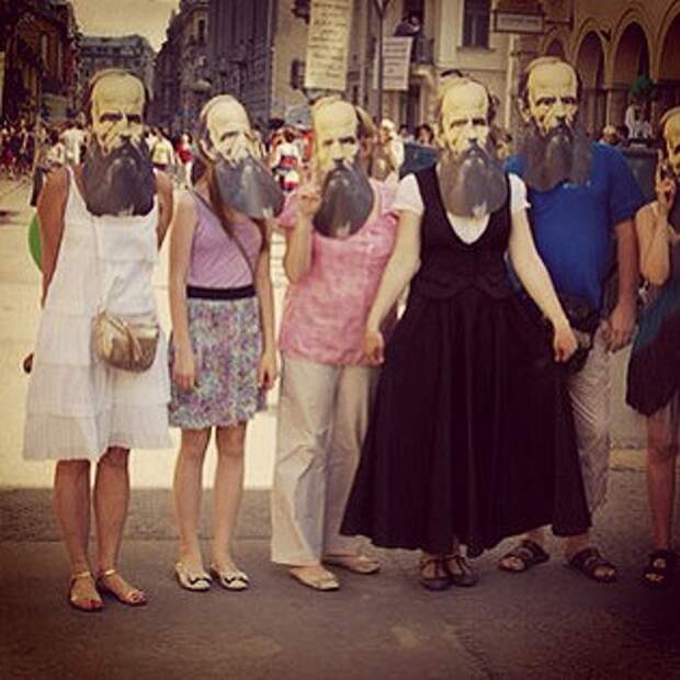 Люди в масках ФМД. Фото: Нина Волкова. Strana.Ru