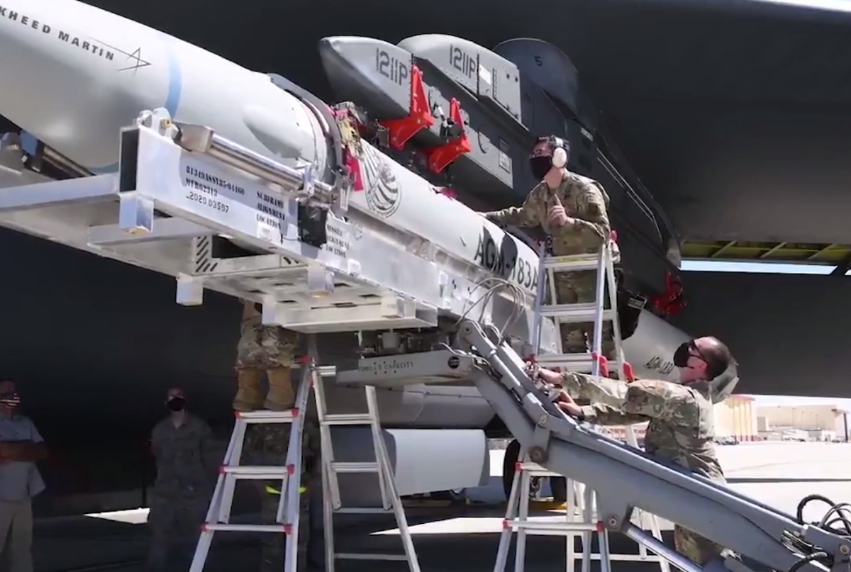 Испытания ARRW AGM-183A трижды откладывались. Подготовка к ним заняла почти год. И сейчас можно сказать, что ракета испытана удачно. Но не забываем, что это пока всего лишь прототип. Кадры Локхид Мартин.