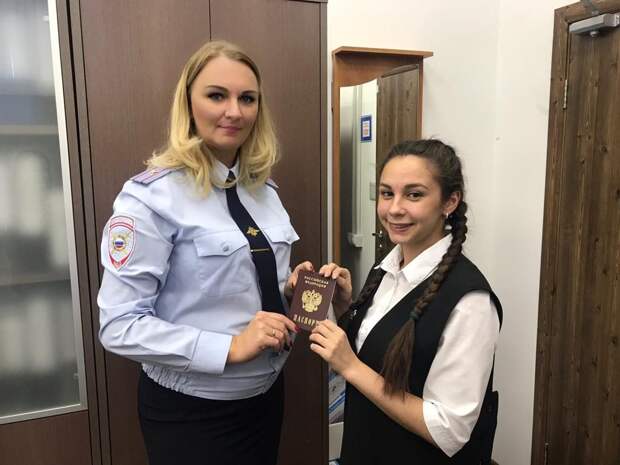 Вручение паспортов. Фото: УВД по ЮВАО