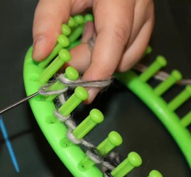 Учимся вязать на луме (Loom knitting). Урок первый: лицевые петли
