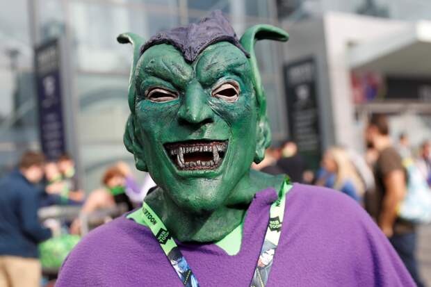 Яркие костюмы посетители New York Comic Con 2018