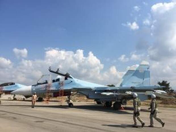 Российские пилоты готовятся к вылету на истребителе СУ-30СМ на авиабазе 