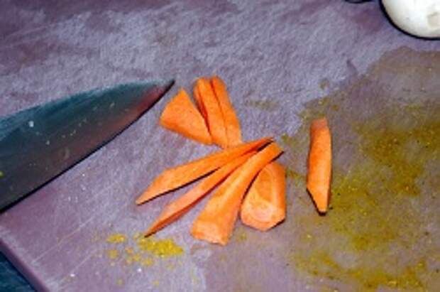 Морковку режем перьями