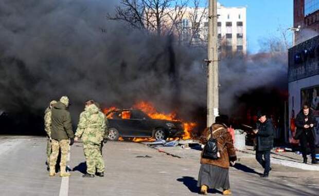 На фото: пожар на Крытом рынке. В результате обстрела центра города (Ворошиловский и Киевский районы) со стороны ВСУ из РСЗО "Град" есть пострадавшие и многочисленные разрушения.