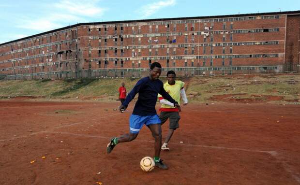 Южноафриканцы играют в футбол, фото