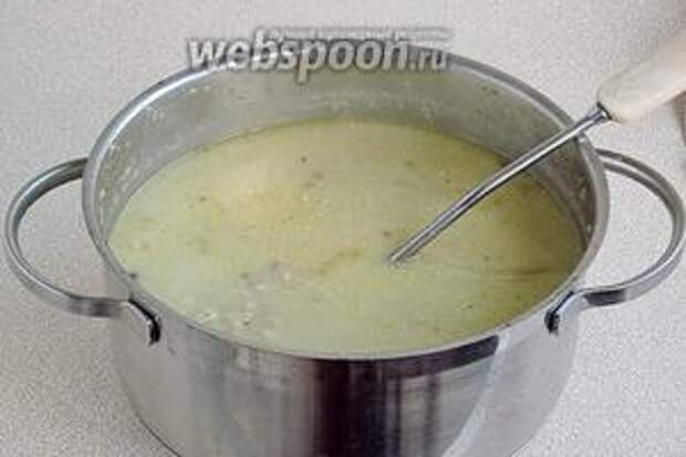 Суп снять с плиты и, при помешивании, вылить в него получившуюся массу. Суп снова довести до кипения, но не кипятить, влить лимонный сок и посолить по вкусу.